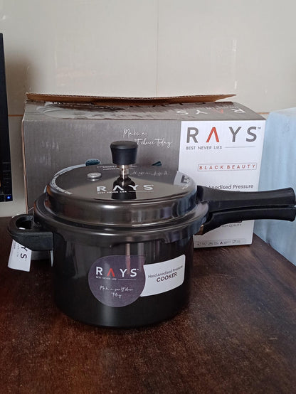 10286 Aluminium Rays Black Beauty Pressure Cookers With Outer (5.5 Litres / 1-Year warranty)